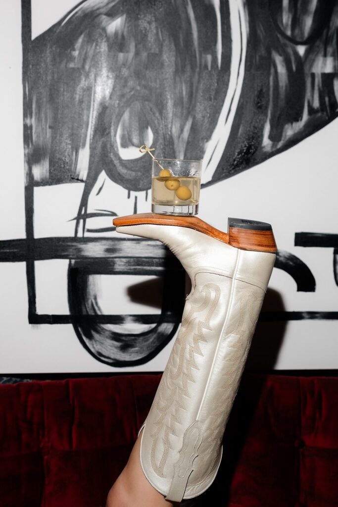 Cocktailresting on brides boot